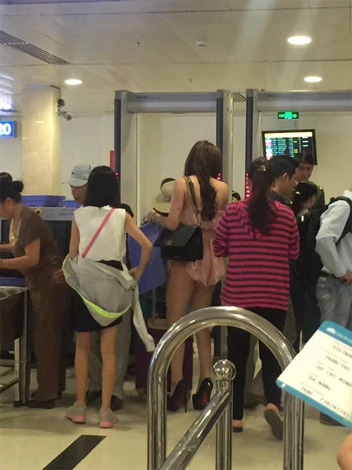 Mỹ dân mạng xôn xao vì cô gái mặc quần 5cm ở sân bay