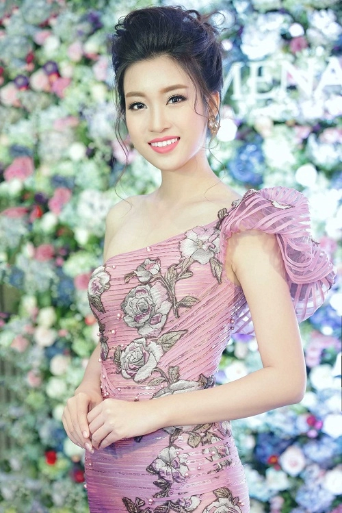 Mỹ linh diện style gợi cảm lấn át diva hồng nhung