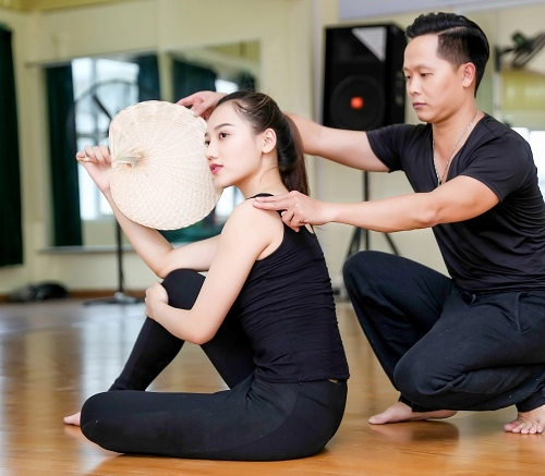 Mỹ nữ thi hoa hậu châu á tích cực tập gym luyện múa