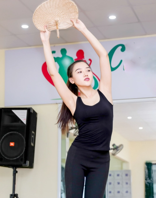 Mỹ nữ thi hoa hậu châu á tích cực tập gym luyện múa