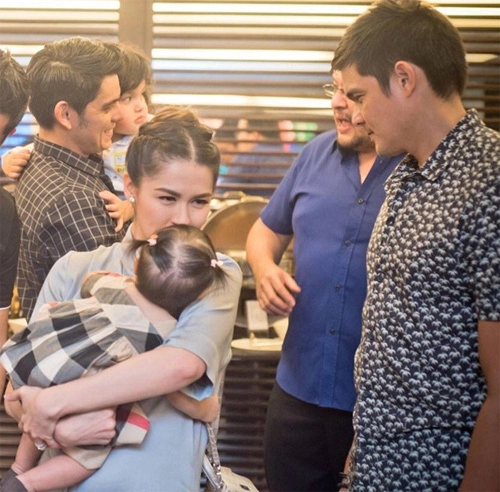 Nét đáng yêu của con gái mỹ nhân philippines khiến fan muốn có ngay em bé