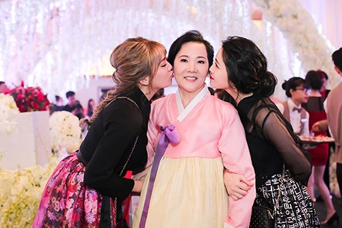 Ngắm lại mẹ ruột 2 em gái và gia đình người hàn của hari won trong đám cưới