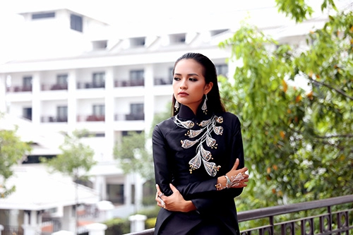 Ngọc châu đeo đầy trang sức sau khi đăng quang vietnams next top model