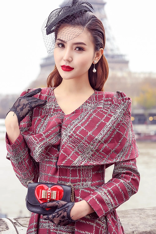 Ngọc duyên đẹp không tì vết khi dạo chơi trên đường phố paris