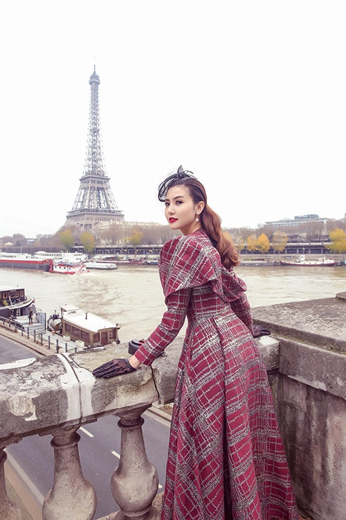 Ngọc duyên đẹp không tì vết khi dạo chơi trên đường phố paris