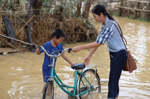 Ngọc hân bỏ sinh nhật mẹ để đến hà tĩnh cứu trợ đồng bào vùng lũ