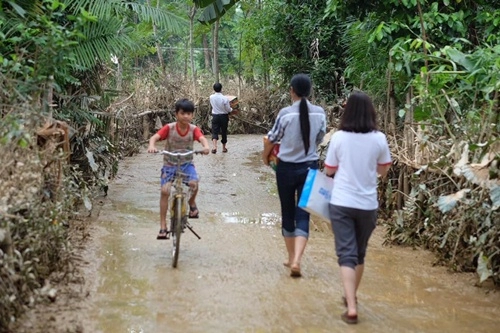 Ngọc hân bỏ sinh nhật mẹ để đến hà tĩnh cứu trợ đồng bào vùng lũ