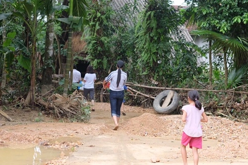 Ngọc hân bỏ sinh nhật mẹ để đến hà tĩnh cứu trợ đồng bào vùng lũ