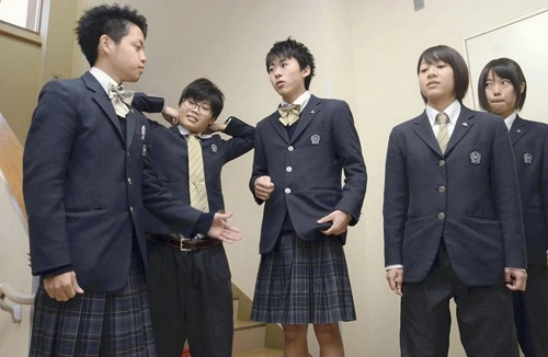 Nhật bản 117 nam sinh mặc váy đồng phục tới lớp