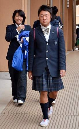 Nhật bản 117 nam sinh mặc váy đồng phục tới lớp