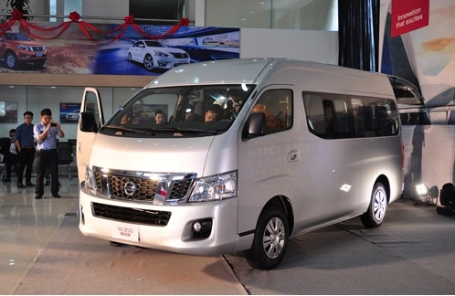  nissan nv350 urvan - đối thủ mới của ford transit 