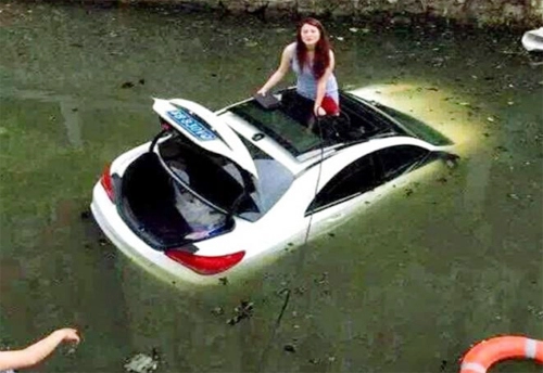  nữ tài xế thoát khỏi ôtô chìm từ cửa sổ trời 