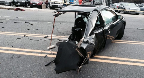  ôtô bị xẻ đôi trong tai nạn 
