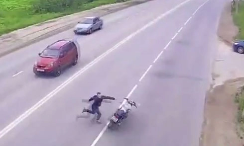  pha mạo hiểm đau đớn của xe máy 