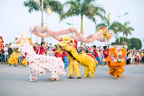 Phạm hương khoe chân thon trên đường phố quảng bình