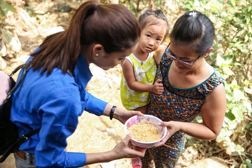 Phạm hương mặc áo xanh tình nguyện mang nụ cười ấm áp đến miền trung