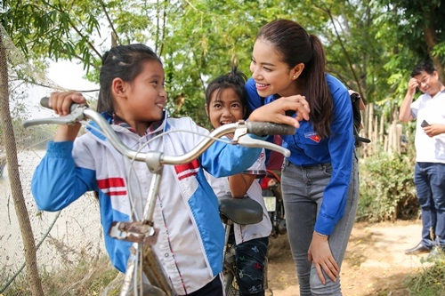 Phạm hương mặc áo xanh tình nguyện mang nụ cười ấm áp đến miền trung