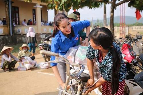 Phạm hương mặc áo xanh tình nguyện mang nụ cười ấm áp đến miền trung