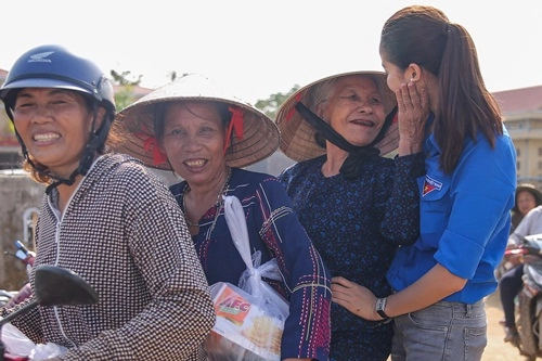 Phạm hương mặc áo xanh tình nguyện mang nụ cười ấm áp đến miền trung