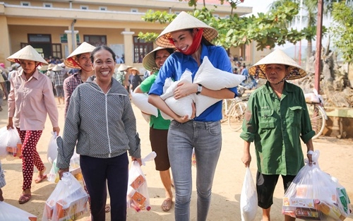 Phạm hương mặc áo xanh tình nguyện mang nụ cười ấm áp đến miền trung