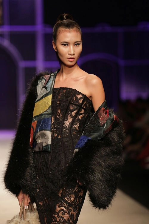 Quán quân project runway 2015 ấn tượng với thiết kế viễn tưởng tại vifw 2016