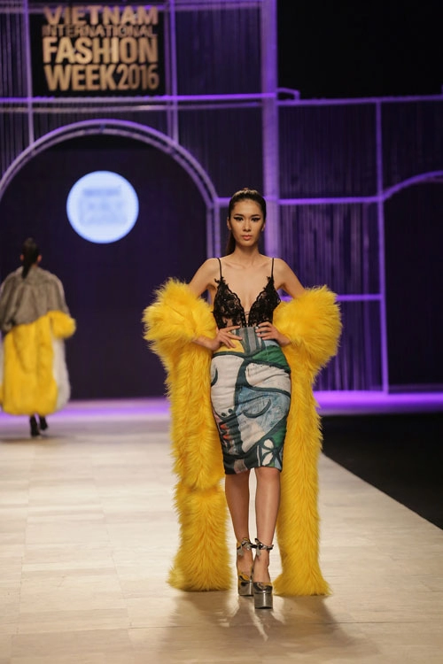 Quán quân project runway 2015 ấn tượng với thiết kế viễn tưởng tại vifw 2016