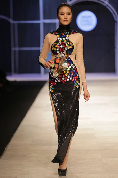 Quán quân project runway 2015 ấn tượng với thiết kế viễn tưởng tại vifw 2016