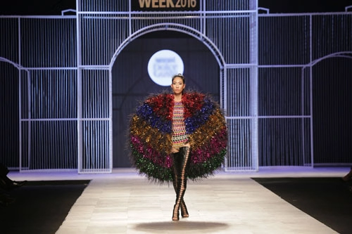 Quán quân project runway 2015 ấn tượng với thiết kế viễn tưởng tại vifw 2016