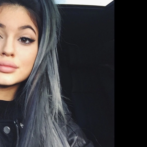 Sau tất cả kylie jenner trở lại với tóc đen quyền lực