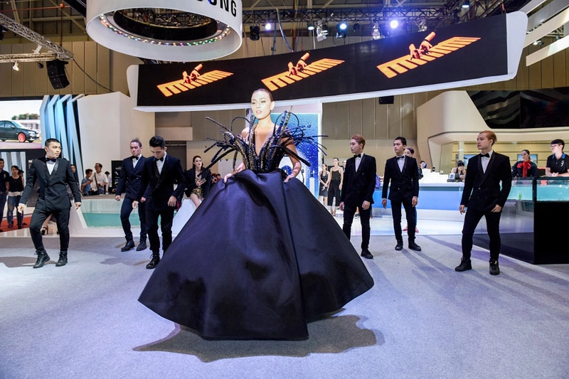 Siêu mẫu diệu huyền catwalk điêu luyện sau khi sinh con