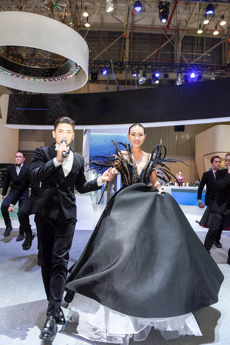 Siêu mẫu diệu huyền catwalk điêu luyện sau khi sinh con