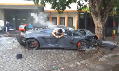  siêu xe lamborghini đâm người đi bộ ở indonesia 