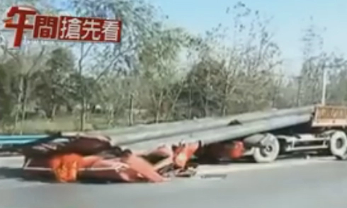  tài xế tử nạn trong xe tải dẹp lép vì phanh gấp 