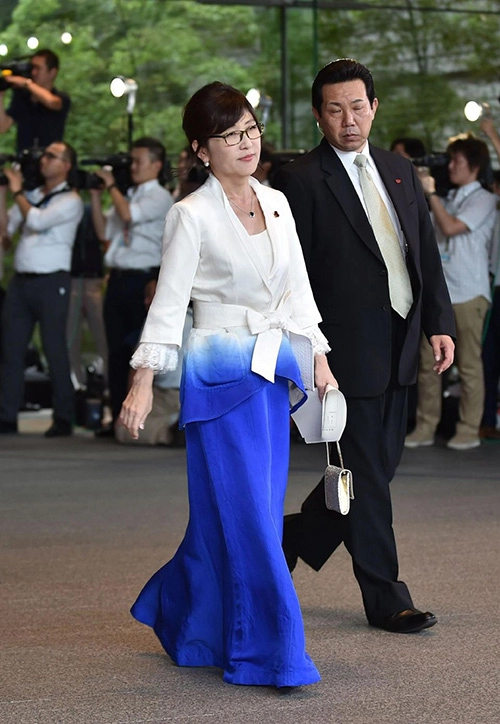 Thời trang nữ tính của tân bộ trưởng quốc phòng nhật bản 57 tuổi