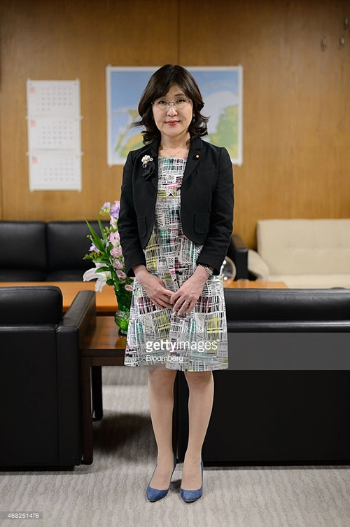 Thời trang nữ tính của tân bộ trưởng quốc phòng nhật bản 57 tuổi
