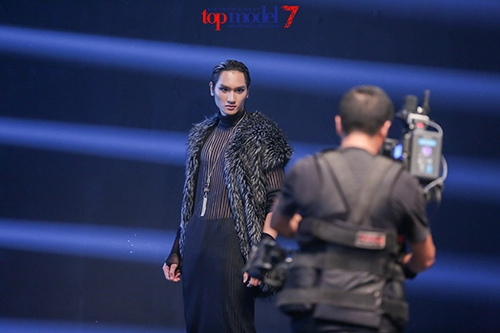 Top 7 next top model vứt áo catwalk ngược khi quay quảng cáo