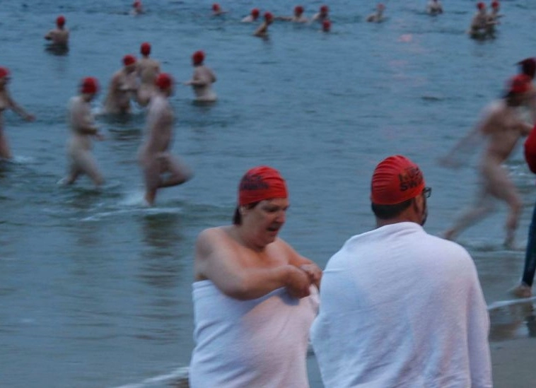 Úc trăm người khỏa thân tắm biển giữa mùa đông