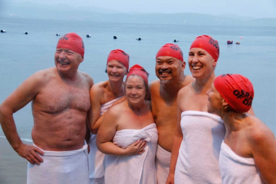 Úc trăm người khỏa thân tắm biển giữa mùa đông