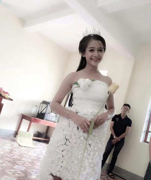 Váy cưới từ 3000 bông hoa giấy giá 200 ngàn đồng gây sốt mạng xã hội