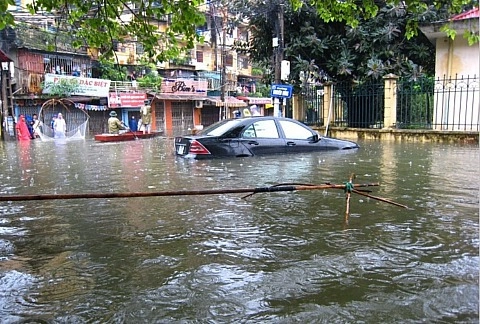  xe hơi hạng sang gặp nạn 