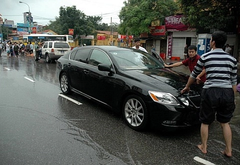  xe hơi hạng sang gặp nạn 