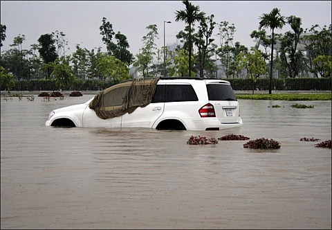  xe hơi hạng sang gặp nạn 