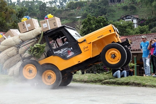  xe jeep chất hàng ngập nóc - văn hóa chỉ có ở colombia 