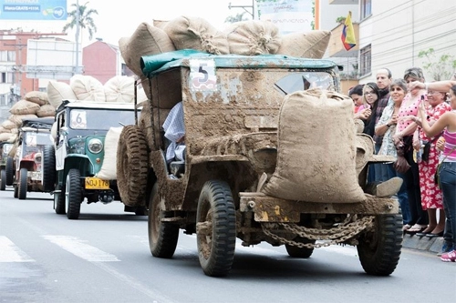  xe jeep chất hàng ngập nóc - văn hóa chỉ có ở colombia 