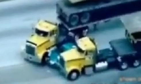  xe máy phanh bằng chân để tránh lao gầm xe tải 
