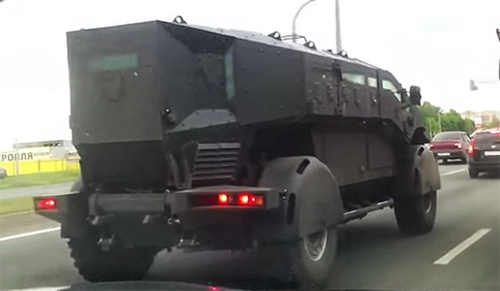  xe zil quân sự lạ mắt trên đường phố nga 