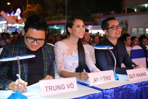 Anh thư chọn váy trong suốt đầy ý nhị