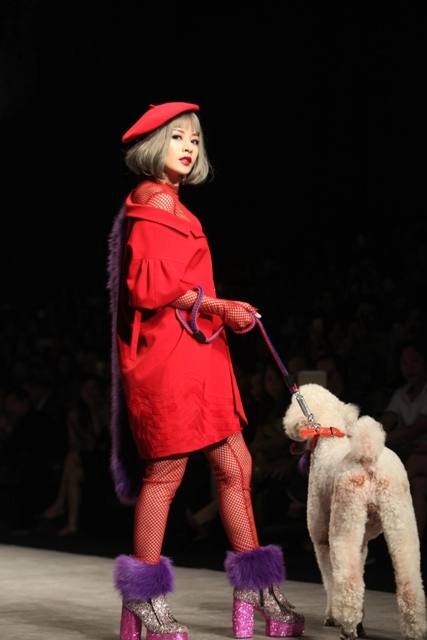 Chi pu hờ hững vai trần dắt chó 1000 usd lên sàn catwalk