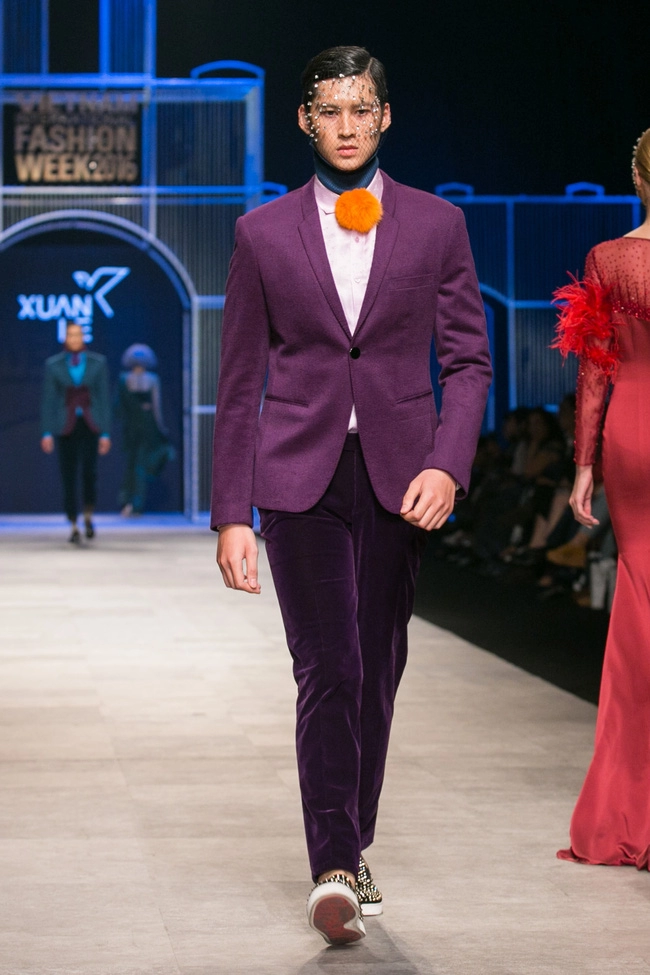 Chi pu hờ hững vai trần dắt chó 1000 usd lên sàn catwalk