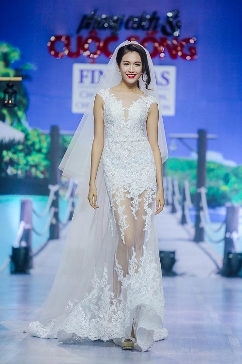 Diệu huyền bế bụng bầu 8 tháng lên sàn diễn catwalk